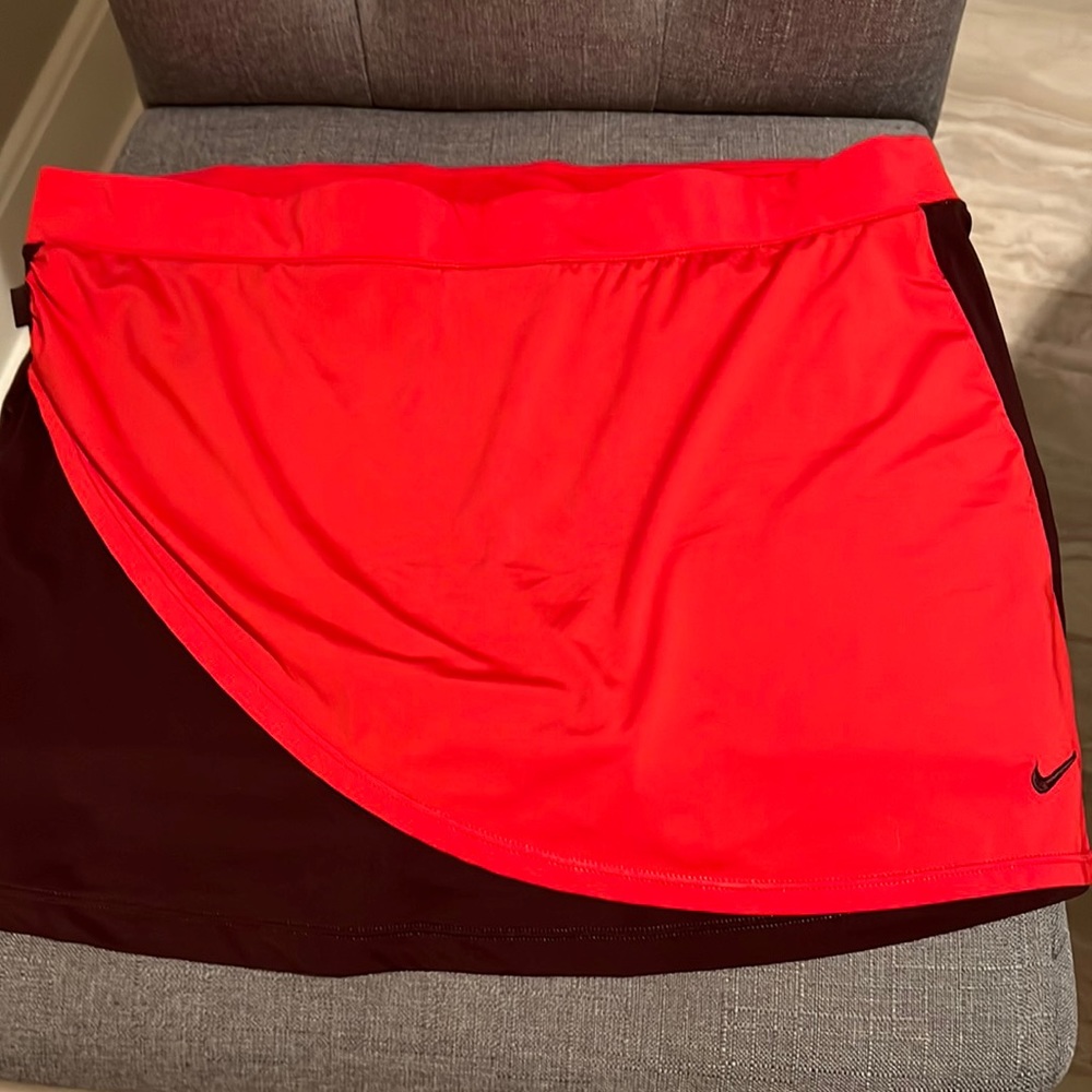 EUC nike women’s large tennis skirt.  Built in shorts.  Worn one or twice.